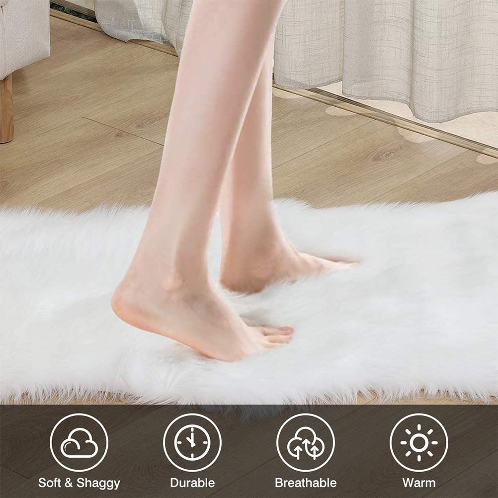 Faux Fur Area Rug, Decor Carpet Sheepskin Style Shaggy Rug for Chair Cover Seat Pad/Sofa Cushion, Ultra Soft Fluffy Rugs in Living Room & Bedroom Bedside, White 67x109 cm